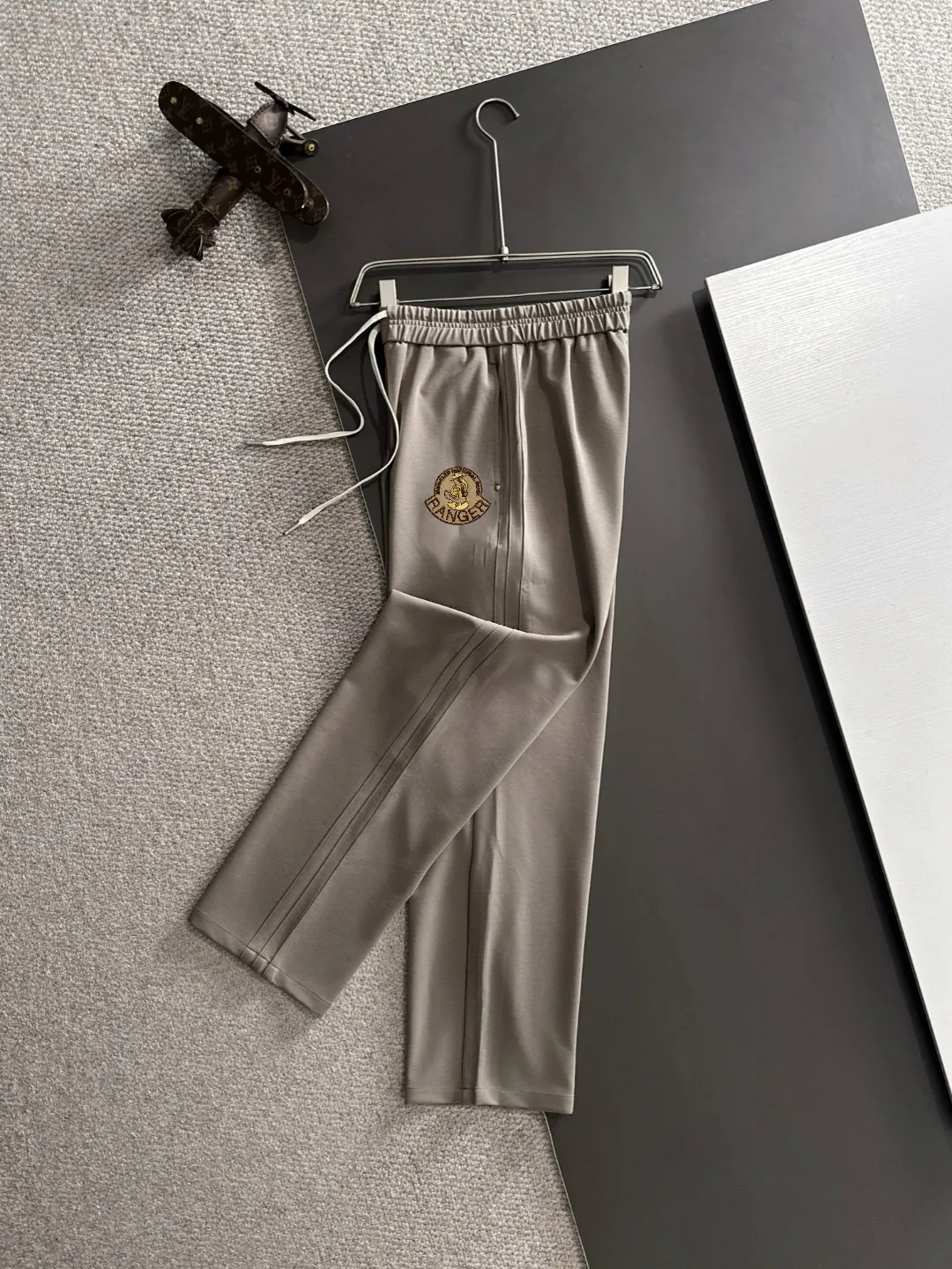 P150， 🐎 🆕2026 New Arrival ！ Classic LOGO ， ， ， 。 ， 。 ：Black Dark Gray Size：29-36